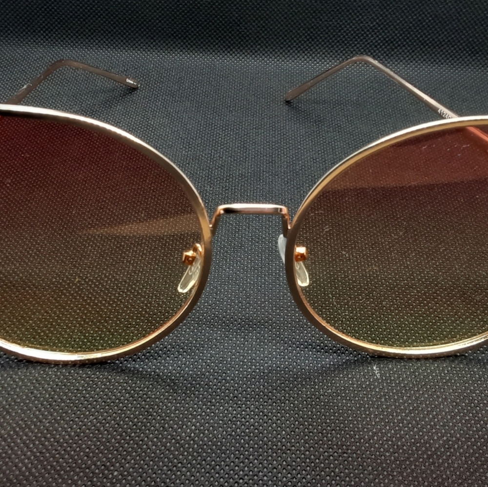 Oversized Shades - Picture 2 of 3